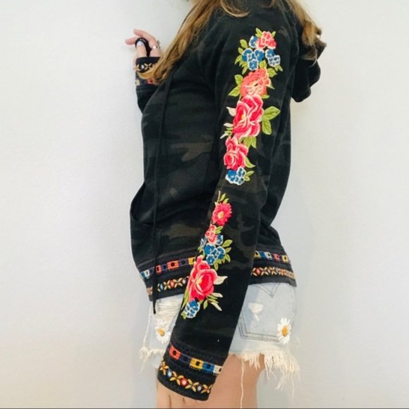 50% OFF Johnny Was camo embroidered raglan hoodie - Picture 4 of 8